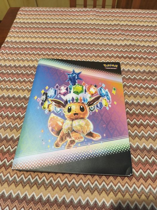 Álbum Pokémon Oficial com várias cartas
