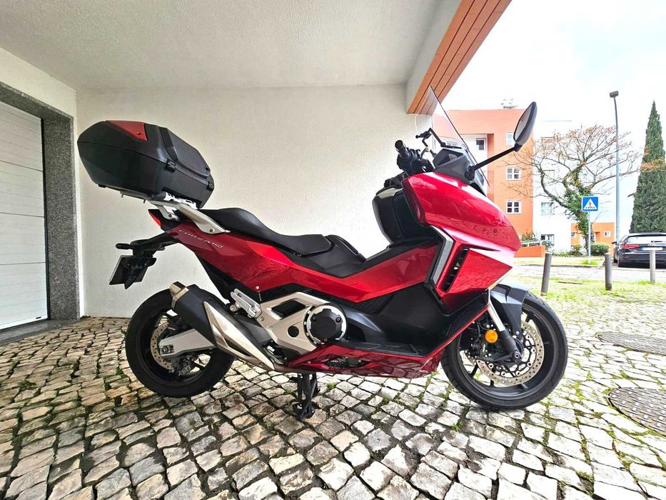 Honda Forza 750 de 2021 com 19.900 kms e revisões na marca