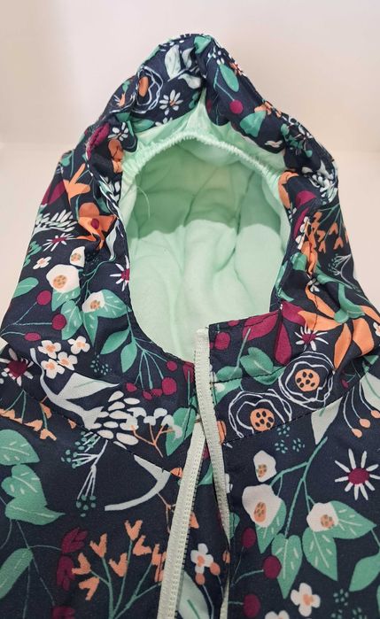 Kurtka zimowa - narciarska granatowo-błękitna z nadrukiem w kwiaty.