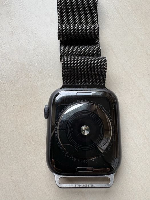 Apple Watch Series 4 • 44 мм •