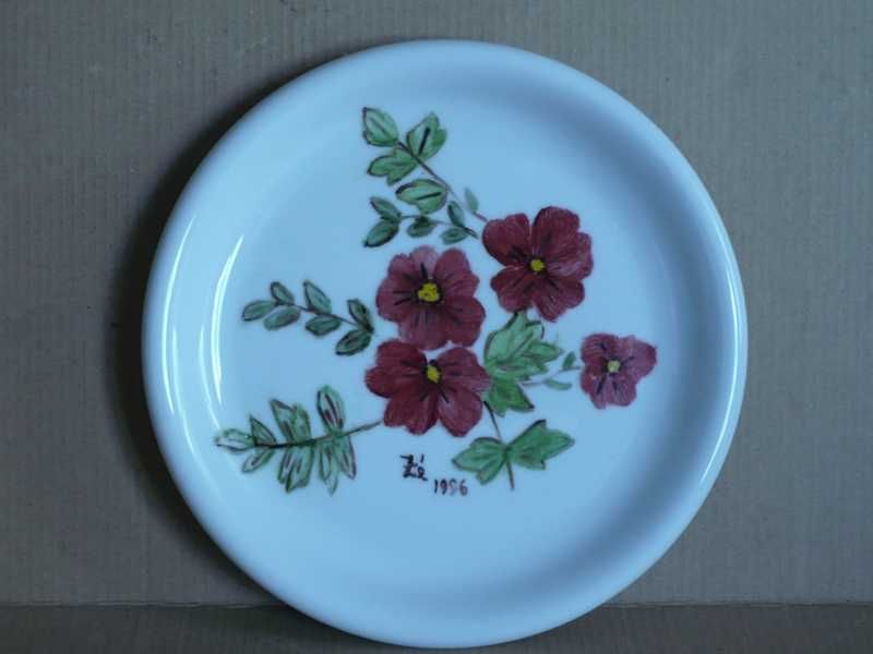 Hand-painted ceramic plate442546148271738880