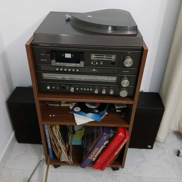 Aparelhagem antiga e outros eletrodomésticos