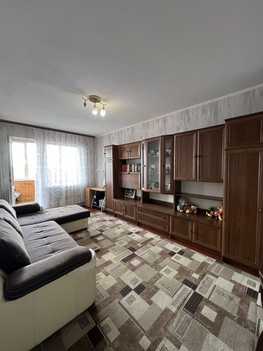 Трикімнатна поруч з парком. Мінімальне оформлення!