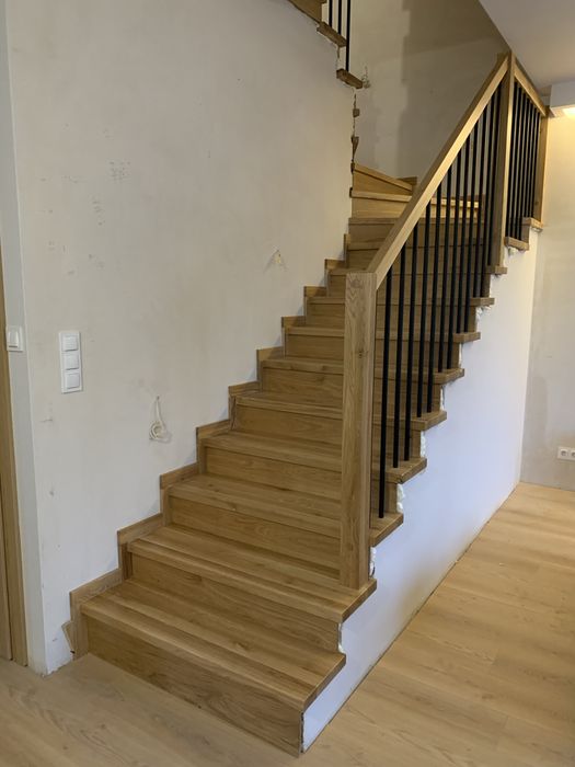 Schody dębowe na beton + balustrady – szybka wycena