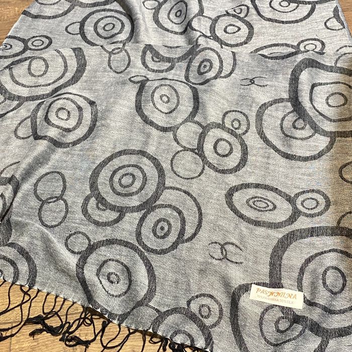 Elegancki szary szal kaszmirowy