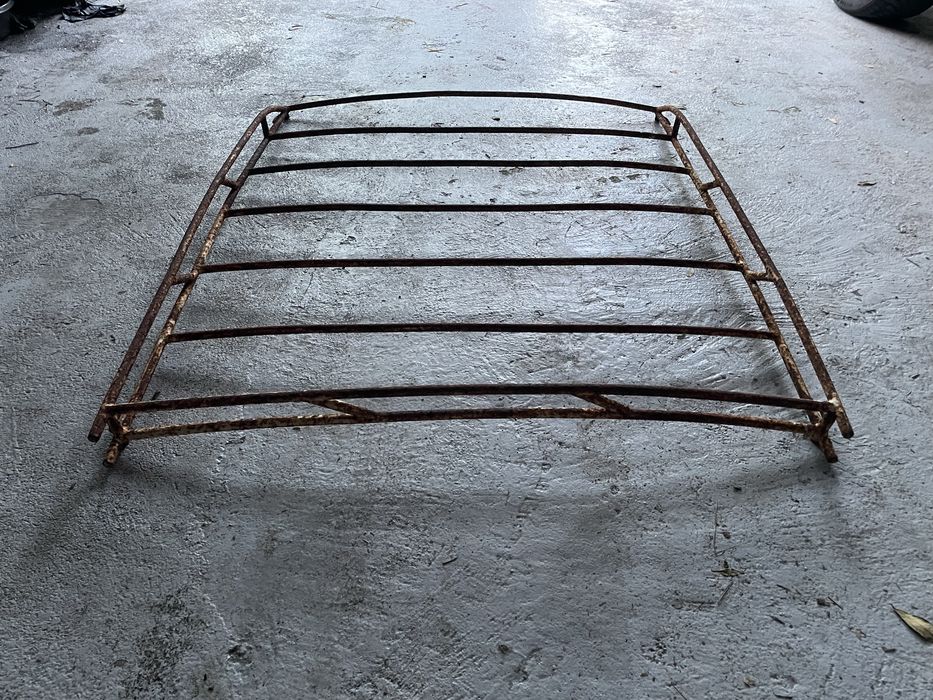 Grade de tejadilho automóvel antigo