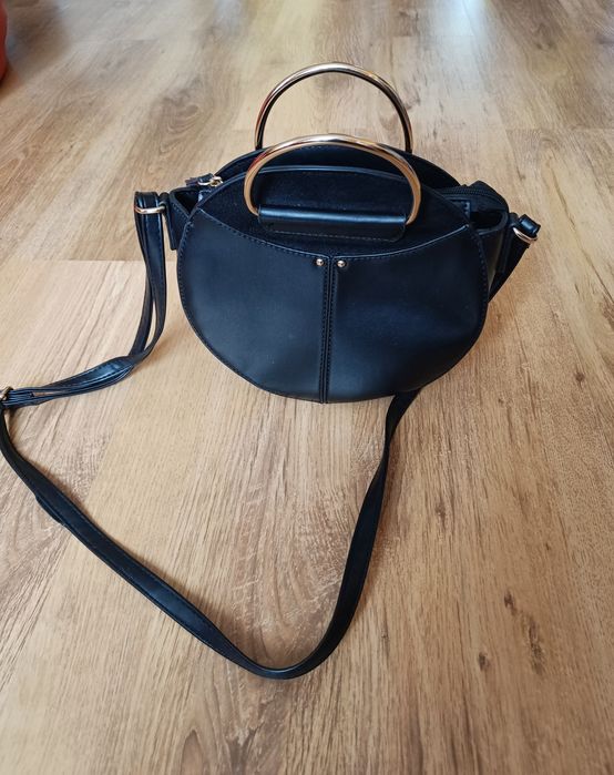 Czarna torebka listonoszka damska