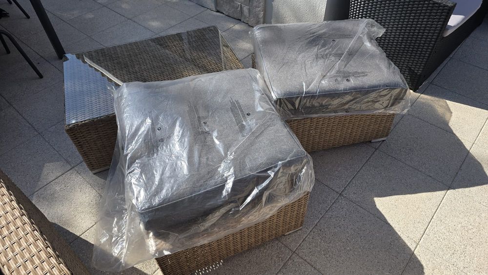 Mesa de jardim e 2 bancos com almofadas  novos