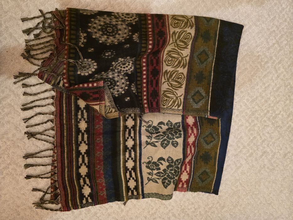 Gruby, długi, ciepły szal.