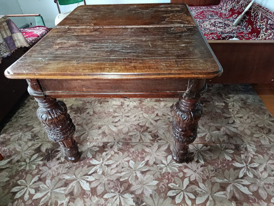 Продам старинный раздвижной стол ручной работы.
