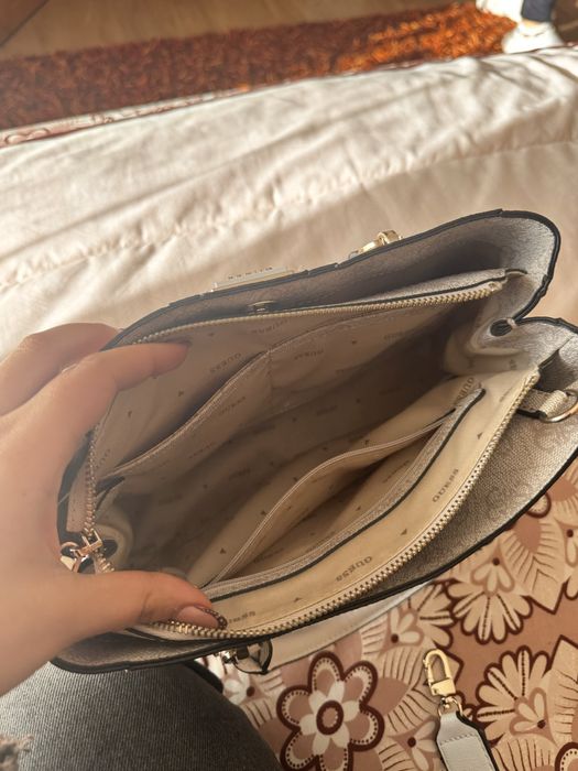 Mala GUESS branca e bege