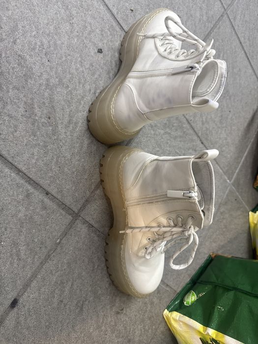 Botas bershka brancas