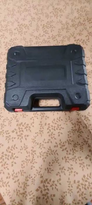 Parafusadora 18v nova na caixa, como as fotos mostram.