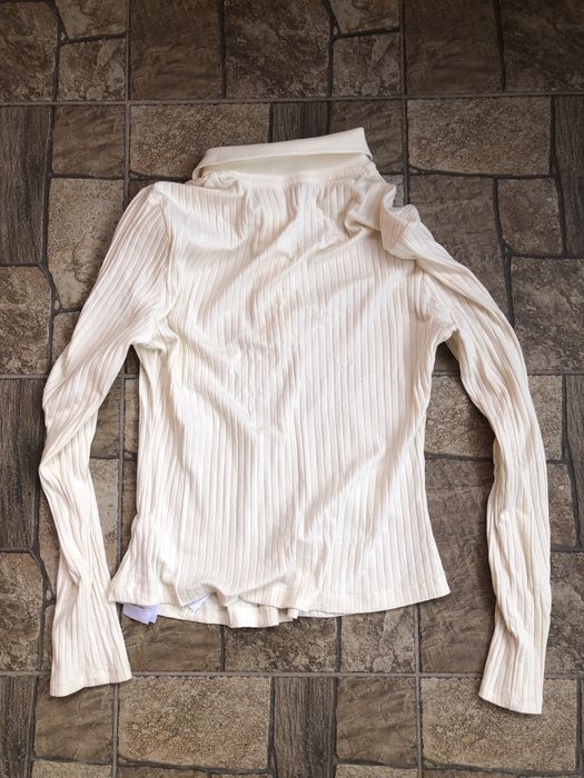 Білий лонгслів-поло в рубчик