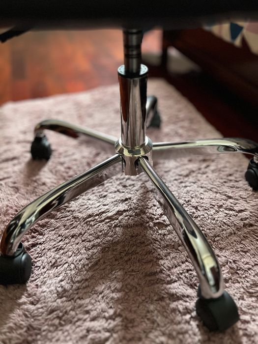 Cadeira em tecido e rede cinzenta