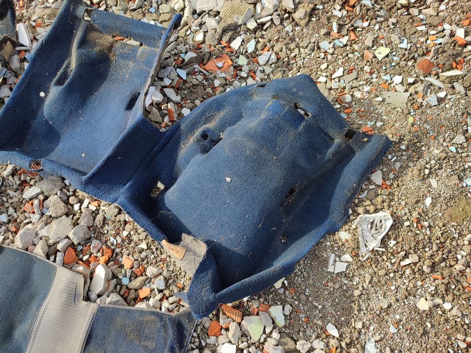 Parachoques traseiro e alcatifas 190