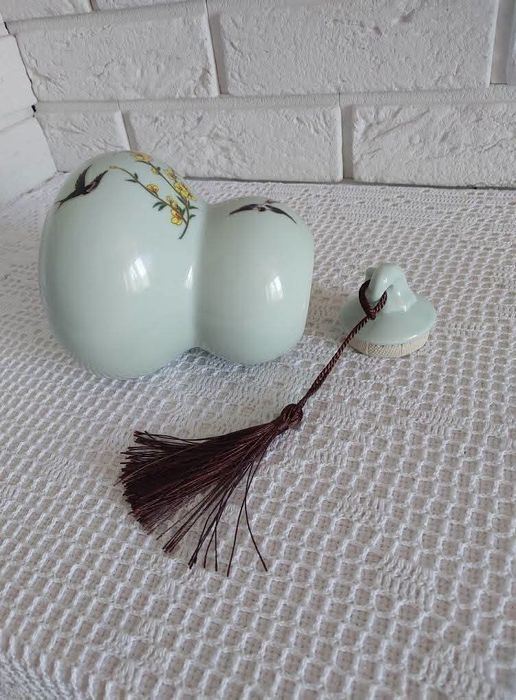 Ceramiczny pojemnik z chwostem.