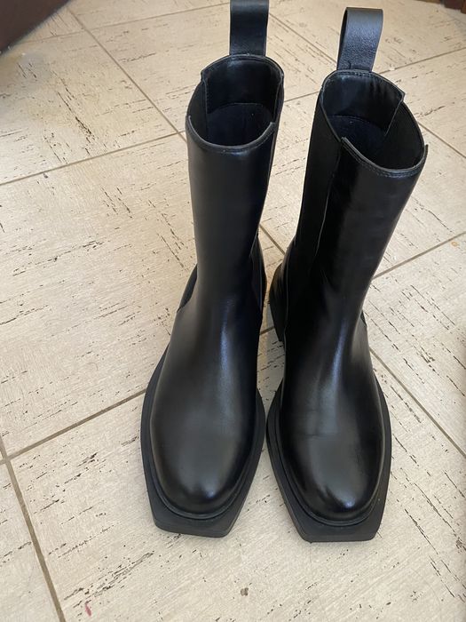 Продам кожаные сапожки новые . Внутри флис , звоните , стильные