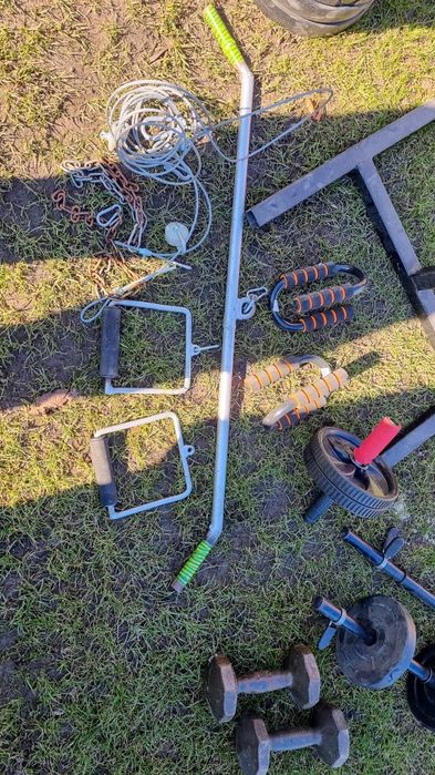 Siłownia, ławeczka skośna, obciążenie, akcesoria