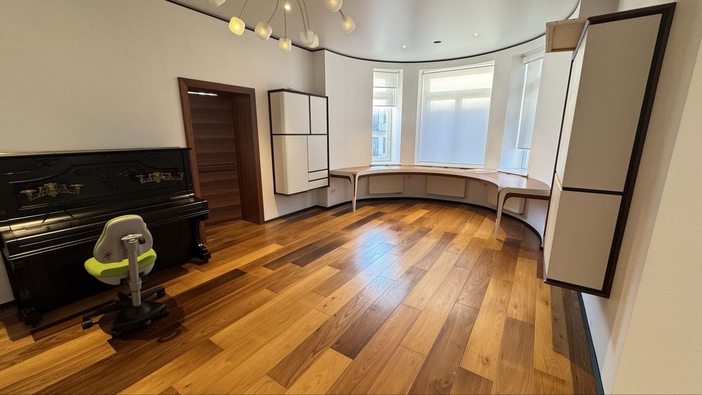 Продаж квартири в будинку по вул. Коновальця 120