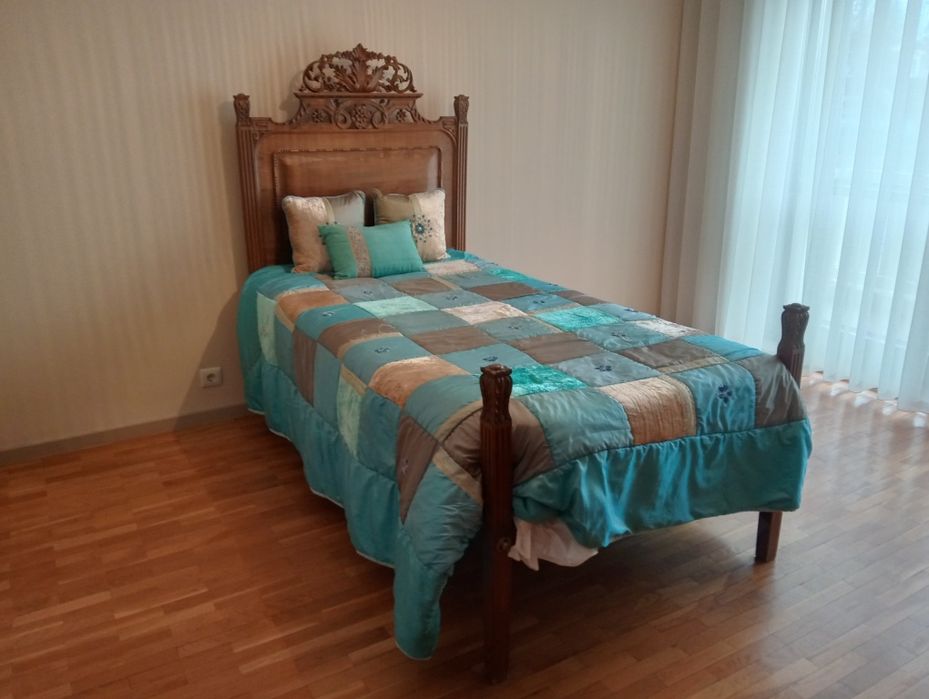 Cama antiga em madeira e roupeiro