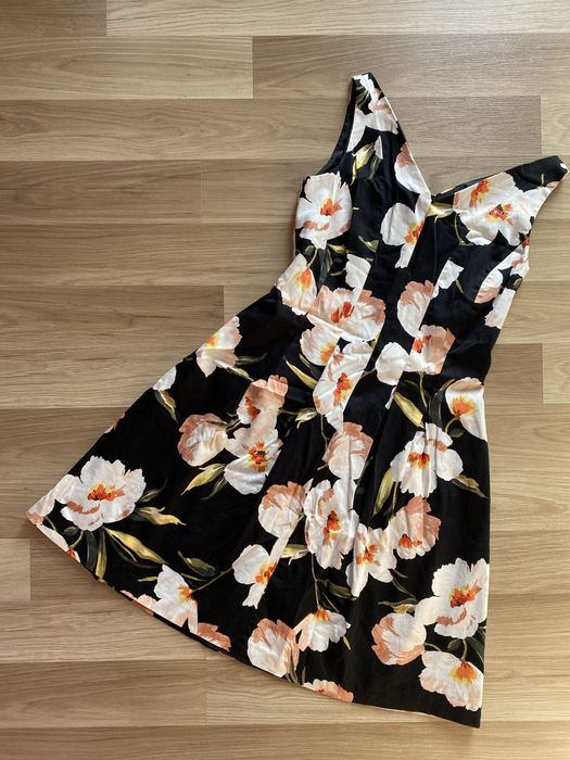 Elegancka sukienka krótka rozkloszowana czarna w kwiaty 36 S