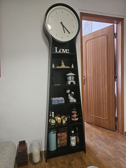 Estante ikea com relógio como nova