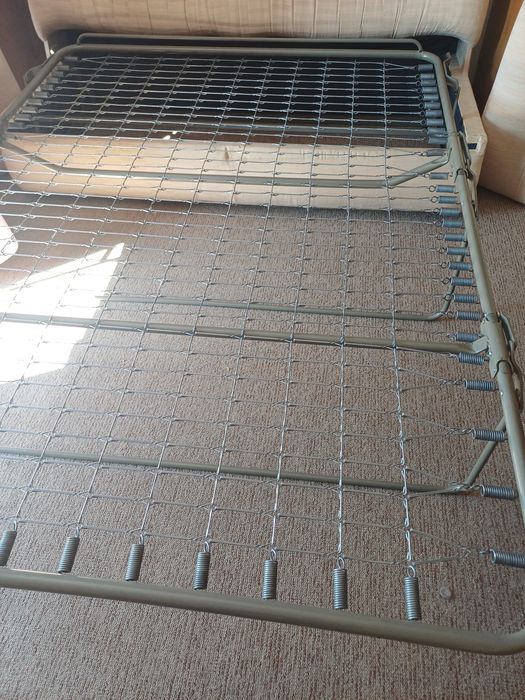 Sofá-cama para dois, com almofadas