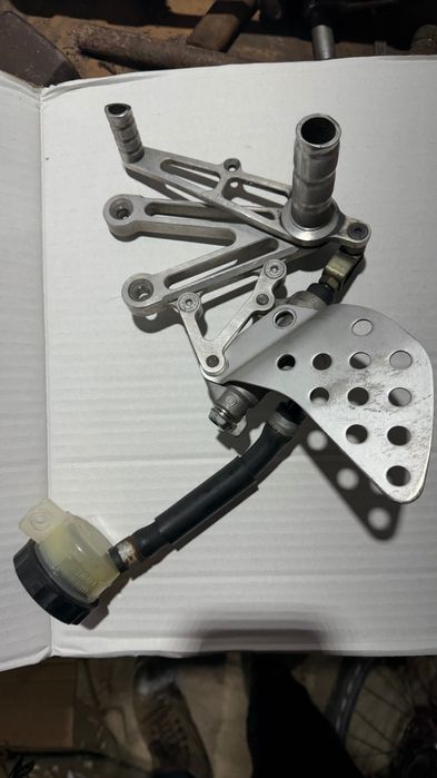 Права лапка з заднім гальмом Kawasaki ZX-6R / ZX-9R 1999–2004