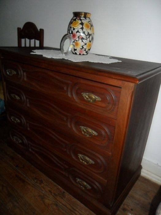 Cadeiras aveludadas  + estrado e colchão /Urgente!