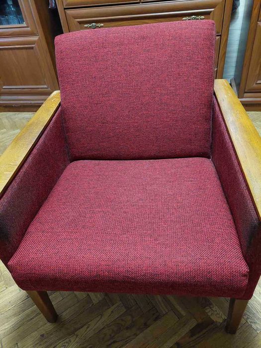 Крісло меблеве з підлокотниками