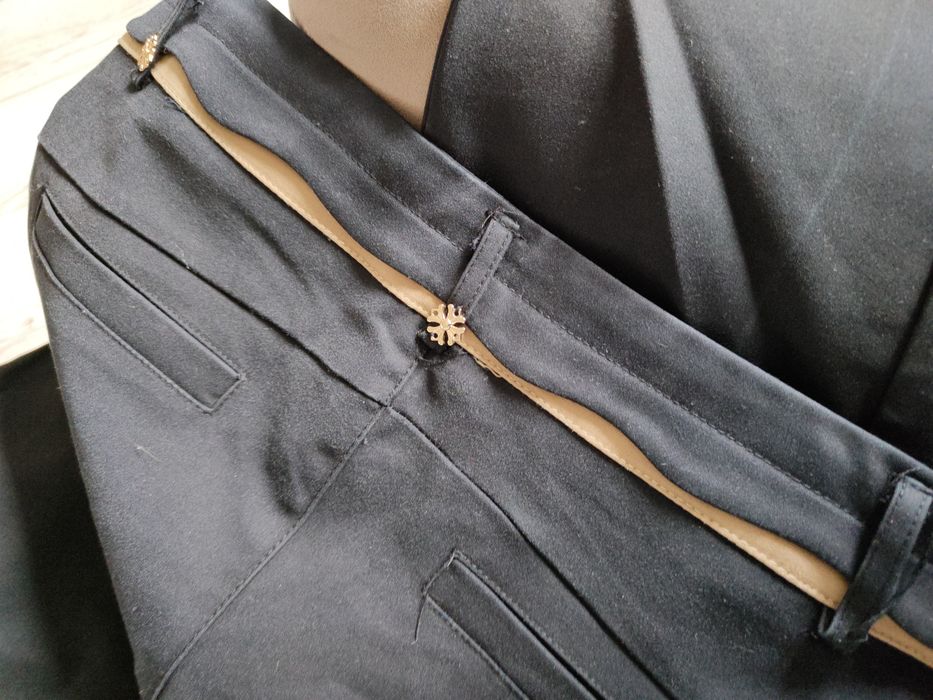 Spodnie eleganckie czarne.
Wymiary w cm 
W pasie 37
Długość 97
Udo 22