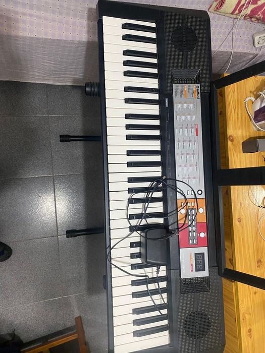 Teclado/ piano em bom estado Yamaha, com carregador .