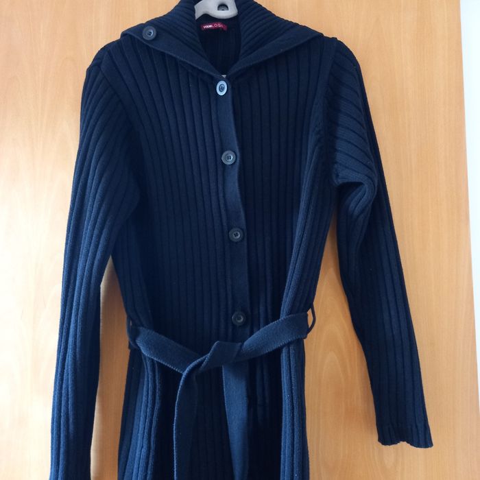 Czarny, długi sweter