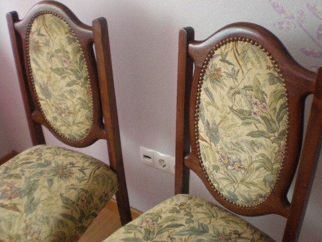 Duas cadeiras antigas tecido - anos 70 - tem 40 anos excelente estado