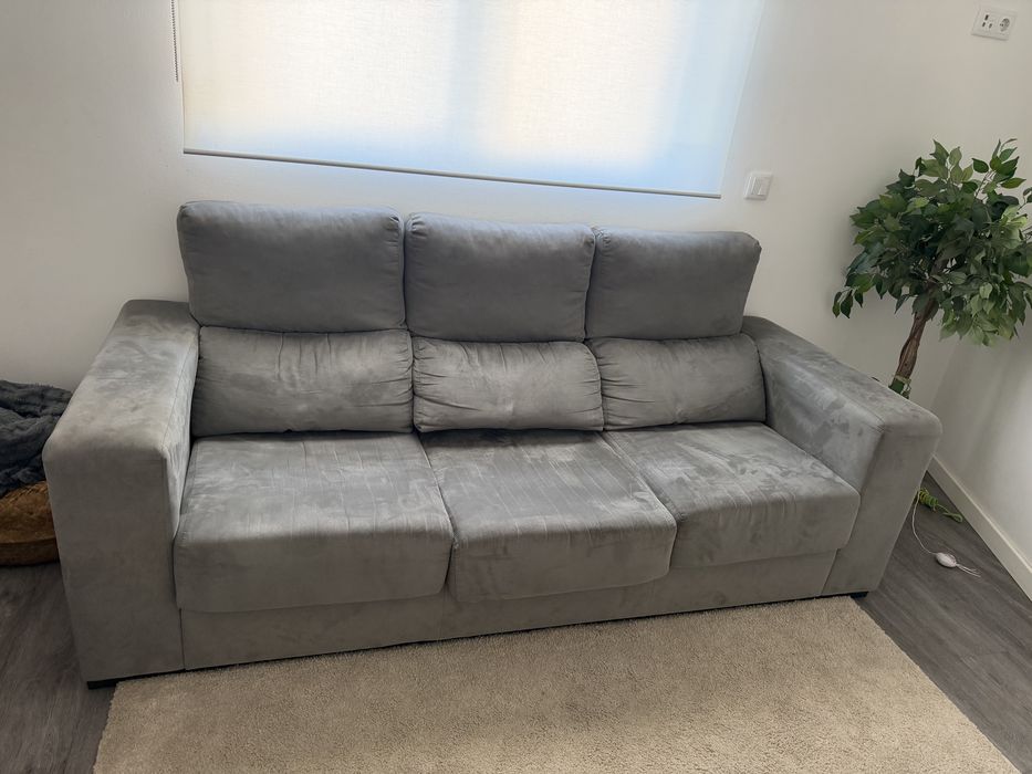 Sofá cinzento, 3 lugares. Todos abrem e ficam tipo cama. Tem a opção de abrir os assentos individualmente. Sofá individual também incluido.