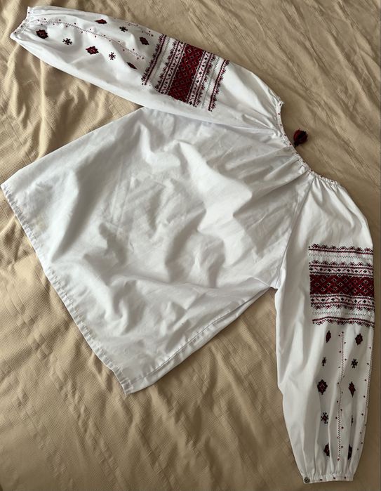 Жіноча вишиванка з вишитим орнаментом