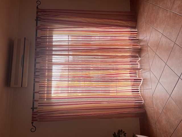 Cortinados de riscas em tons quentes