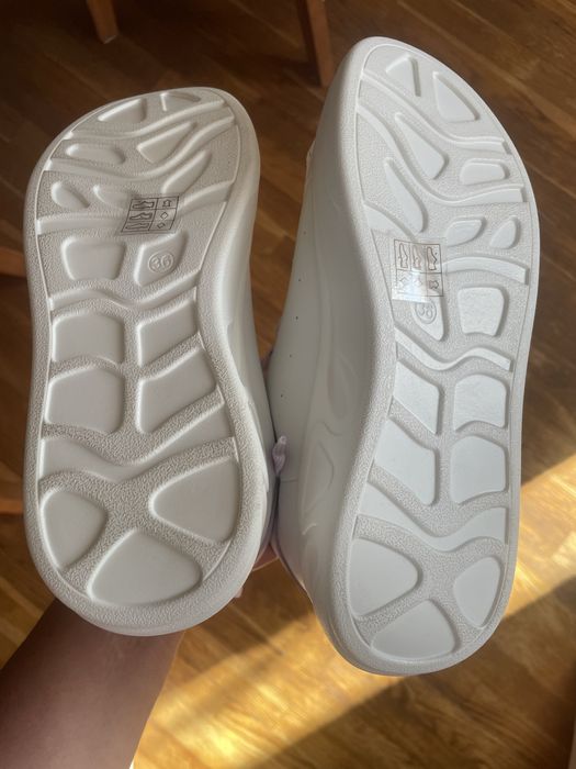 Нові кожані жіночі кросівки ESTRO р.36