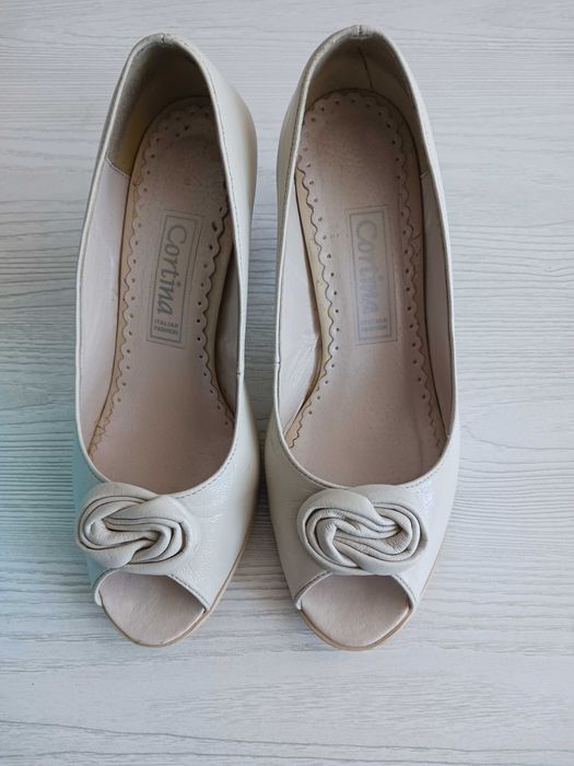 Czółenka, buty na szpilce 37 beżowe