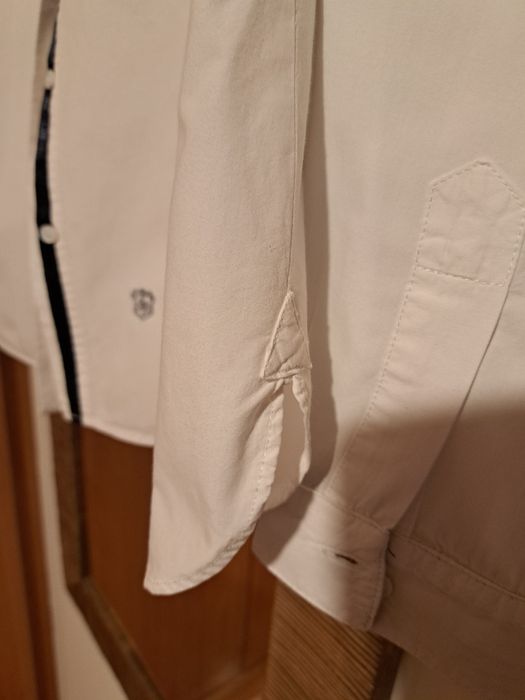 Camisa Branca T.S - Manga comprida com cotoveleiras  cinza