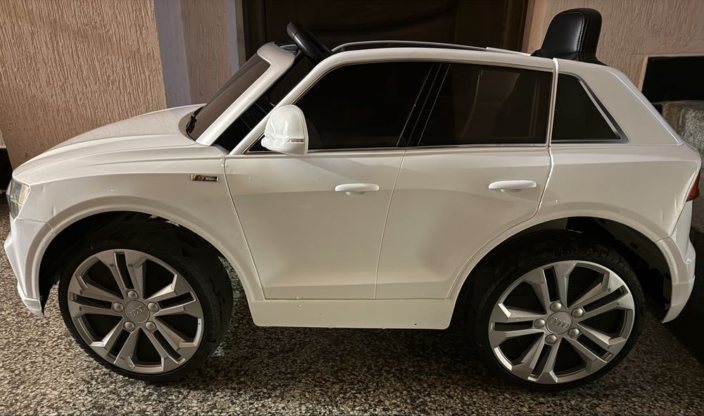 Дитяча машинка електромобіль Audi Q8