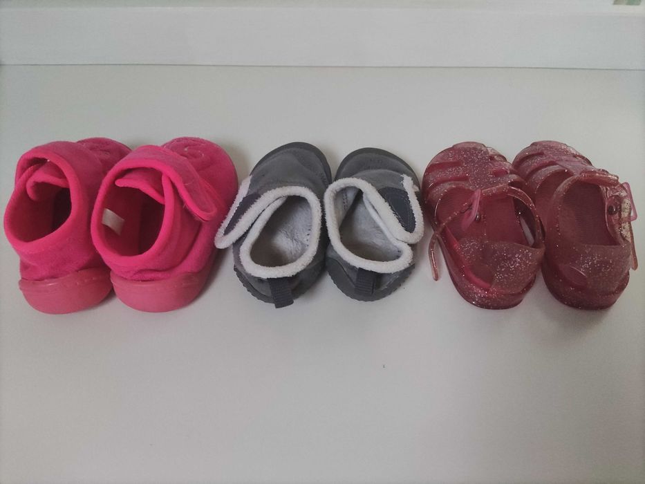Pantufas 19 e 21 e sandália 22