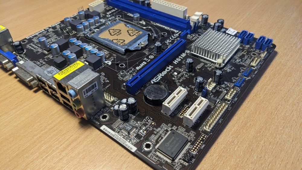 Материнська Плата ASRock H61M-Series (LGA 1155, DDR3]