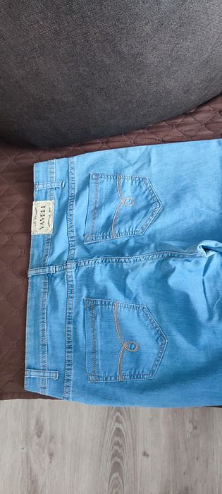 Jeansy do kolan w kolorze jasno niebieskim