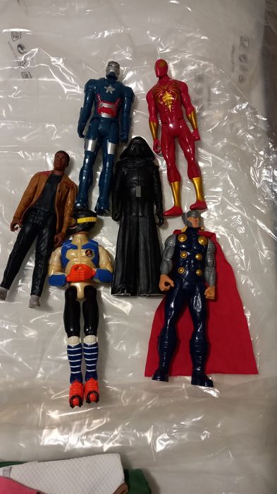 Figuras Star Wars e Marvel - 8€, novas!