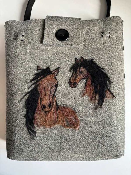 Torba na ramię filcowa szara haft koni handmade A4 brelok koń