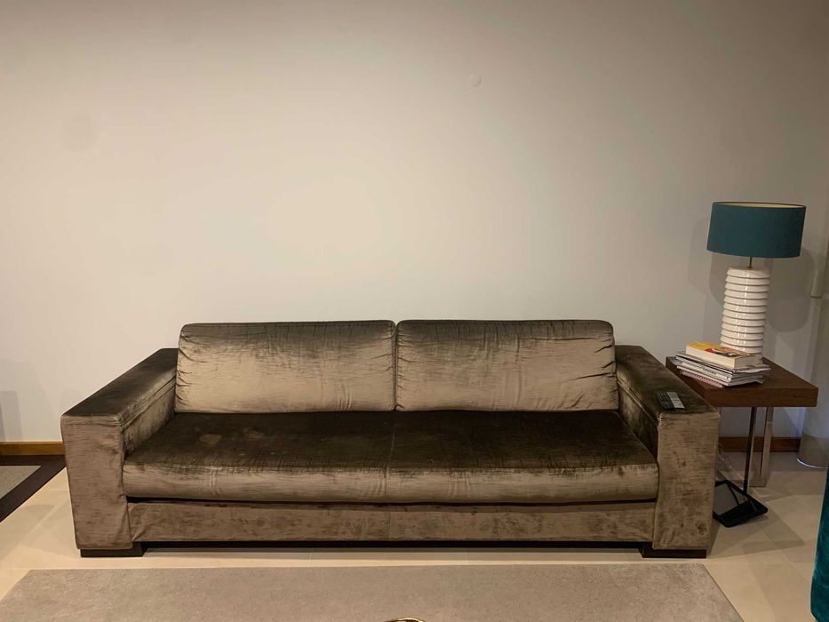 Sofá de 4 lugares em veludo – Excelente estado