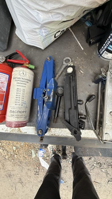 Домкрат 2 тоны новые Аптечка ключ огнетушитель