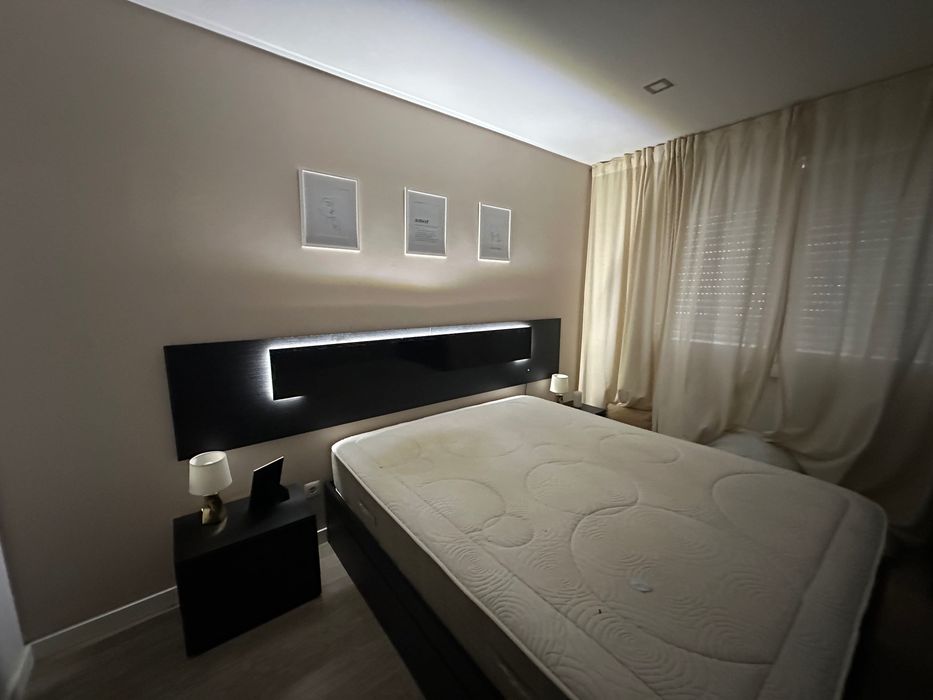 Cama e conjunto mobiliário